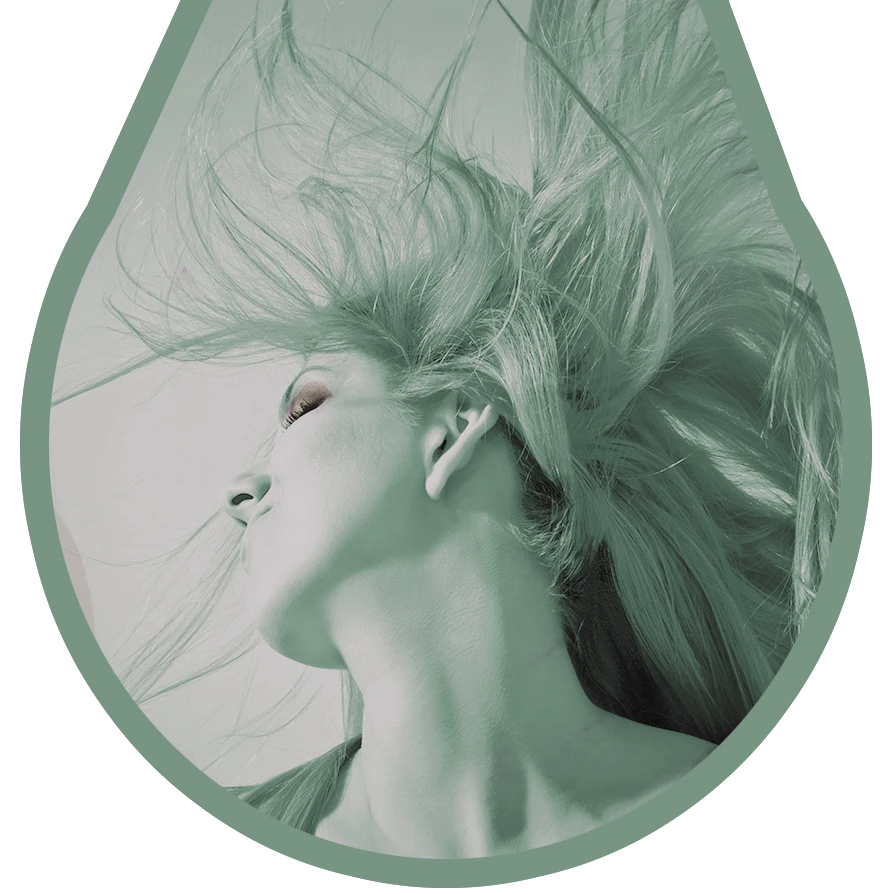 Femme aux cheveux en mouvement